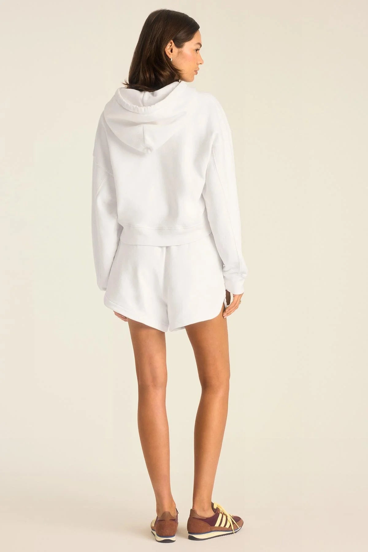 Kadın Crop Kapüşonlu Sweatshirt ve Şort Takımı – Sonbahar/Kış Ev Koleksiyonu