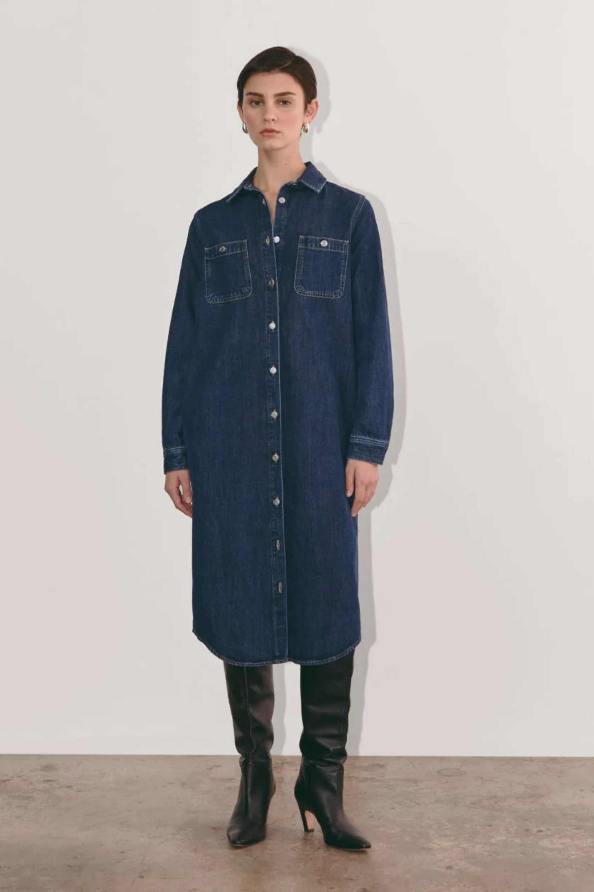 Koyu İndigo Metal Düğmeli Midi Denim Gömlek Elbise - Modern Kesim Koyu Yıkama Kot Gömlek Elbise.