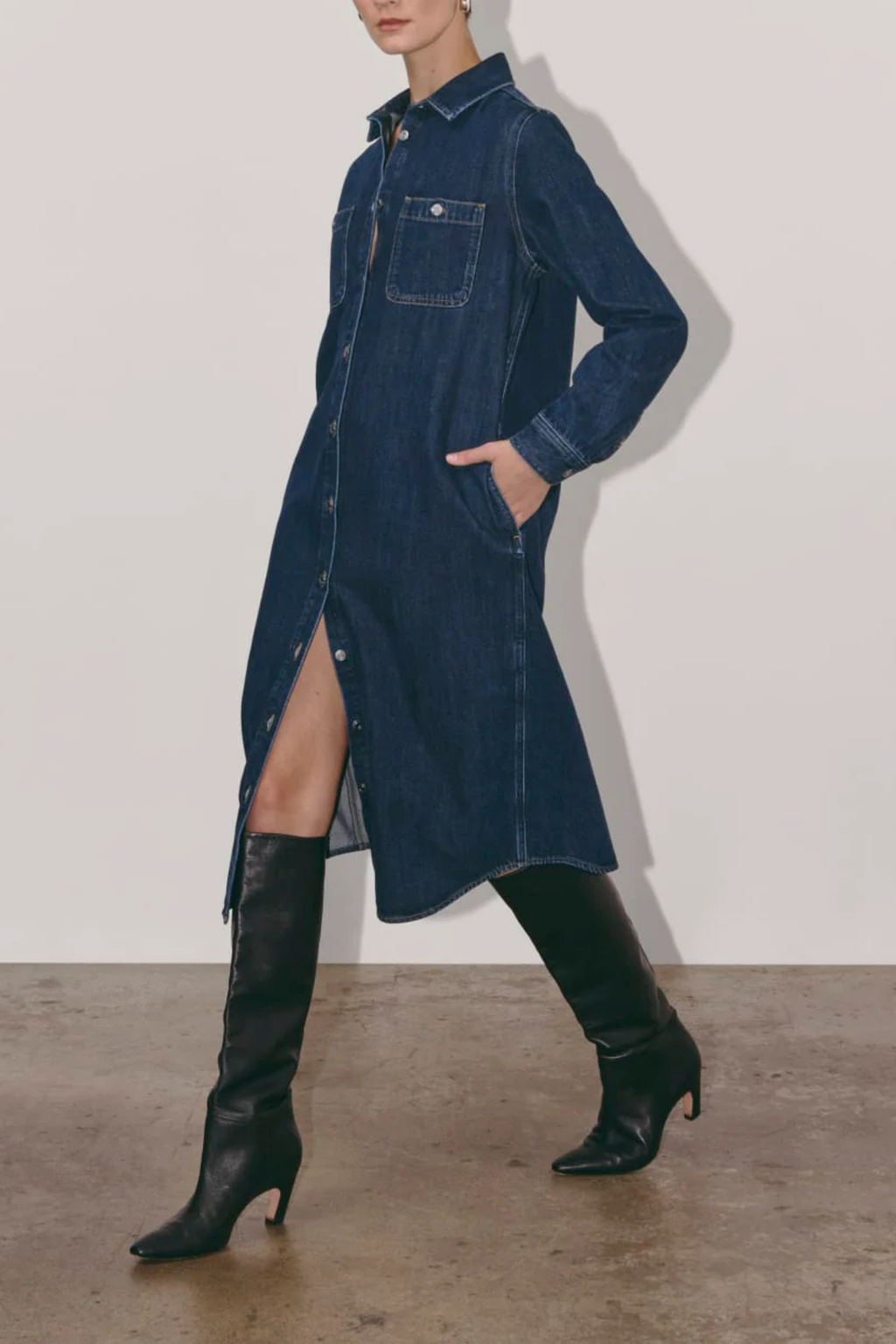 Koyu İndigo Metal Düğmeli Midi Denim Gömlek Elbise - Modern Kesim Koyu Yıkama Kot Gömlek Elbise.