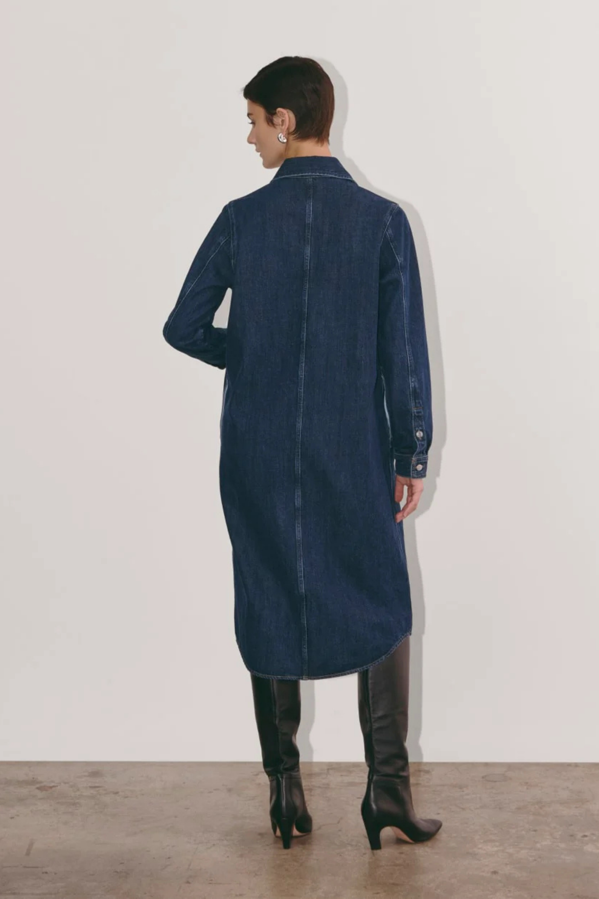 Koyu İndigo Metal Düğmeli Midi Denim Gömlek Elbise - Modern Kesim Koyu Yıkama Kot Gömlek Elbise.