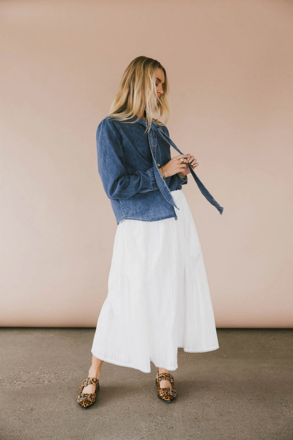 Yaka Bağlamalı Denim Gömlek - Klasik Kesim Kot Gömlek.