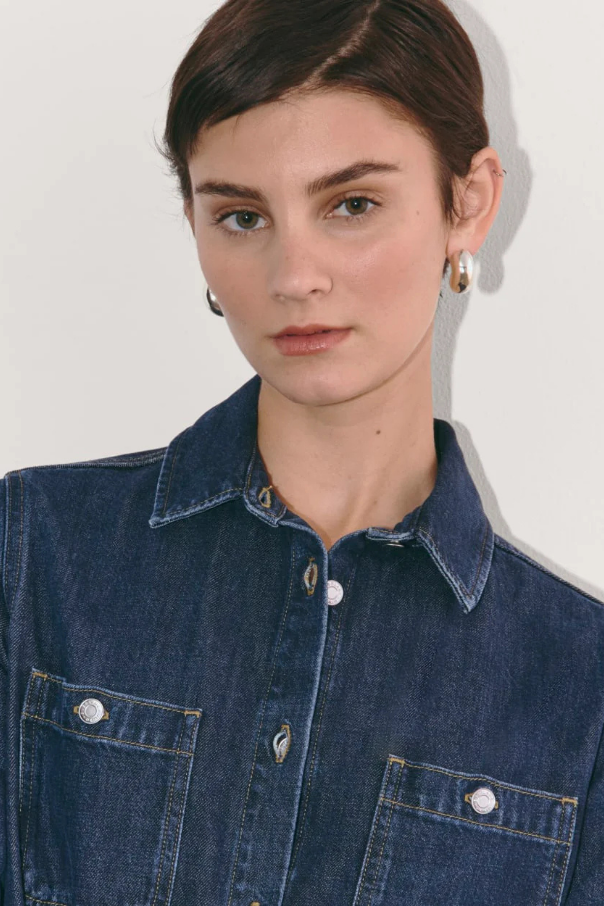 Koyu İndigo Metal Düğmeli Midi Denim Gömlek Elbise - Modern Kesim Koyu Yıkama Kot Gömlek Elbise.