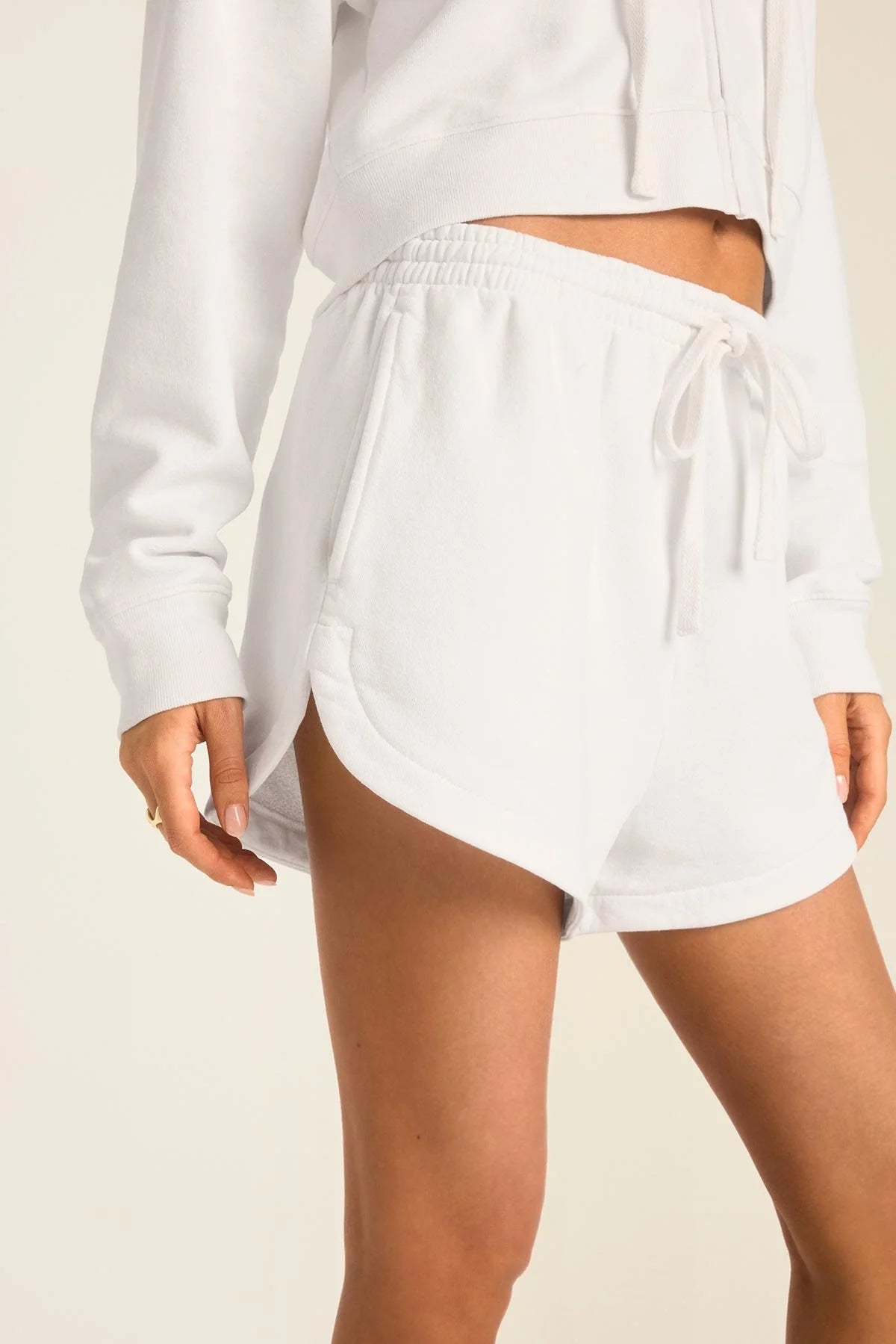 Kadın Crop Kapüşonlu Sweatshirt ve Şort Takımı – Sonbahar/Kış Ev Koleksiyonu