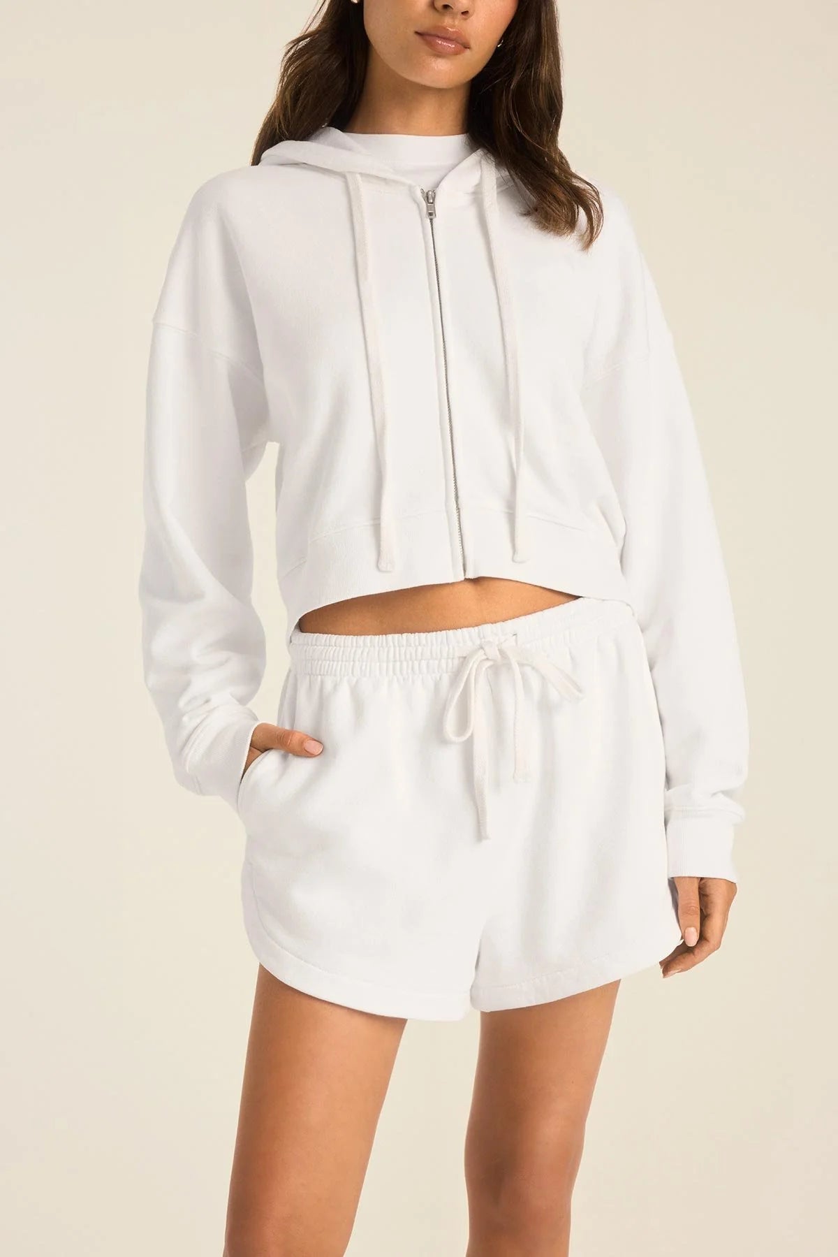 Kadın Crop Kapüşonlu Sweatshirt ve Şort Takımı – Sonbahar/Kış Ev Koleksiyonu