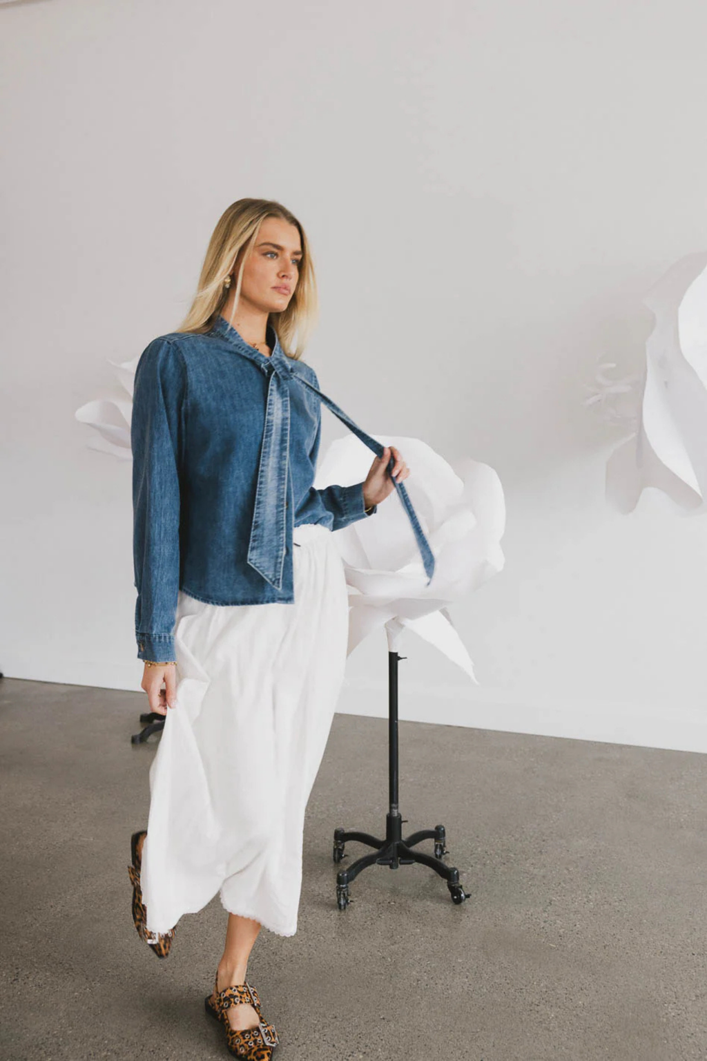 Yaka Bağlamalı Denim Gömlek - Klasik Kesim Kot Gömlek.