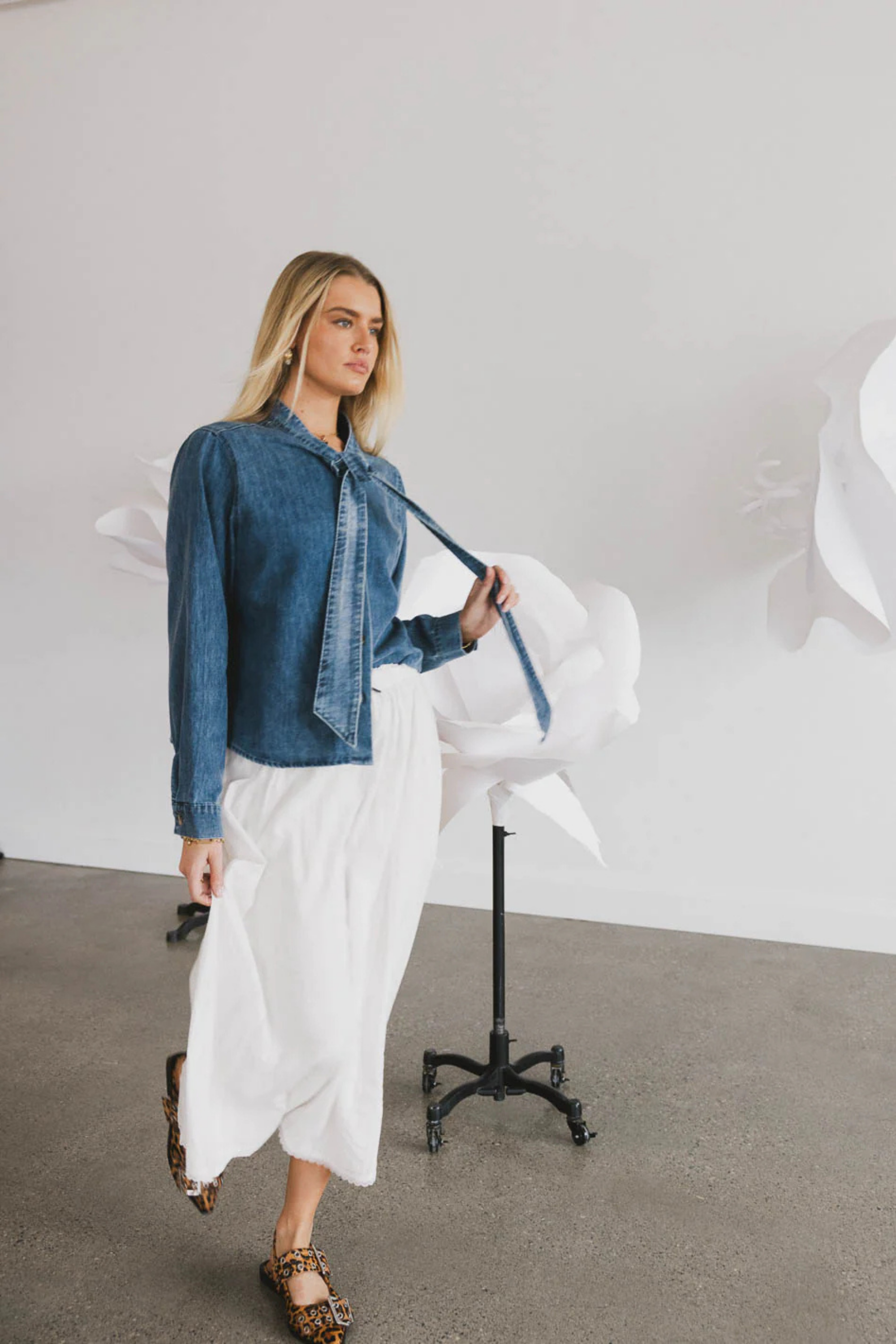 Yaka Bağlamalı Denim Gömlek - Klasik Kesim Kot Gömlek.